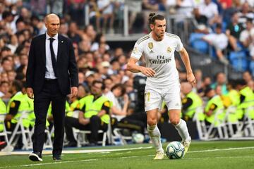 Zidane (left) looks on as Bale carries the ball during August's LaLiga match between Real Madrid and Real Valladolid at the Bernabéu.