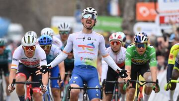 Roglic salva el día y Burgaudeau se presenta en sociedad