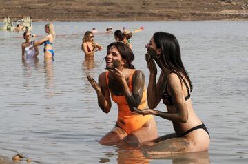 Las participantes de Miss Universo visitan el Mar Muerto cerca de Jericó, Cisjordania.