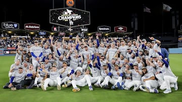 Los Angeles (United States), 21/10/2024.- The Dodgers celebrate winning the Major League Baseball (MLB) National League Championship Series between the New York Mets and the Los Angeles Dodgers in Los Angeles, California, USA, 20 October 2024. After winning the National League Championship Series, the Los Angeles Dodgers will face the New York Yankees in the upcoming World Series. (Liga de Campeones, Nueva York) EFE/EPA/ALLISON DINNER