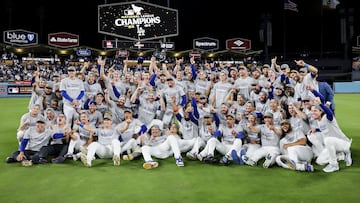 Los Angeles (United States), 21/10/2024.- The Dodgers celebrate winning the Major League Baseball (MLB) National League Championship Series between the New York Mets and the Los Angeles Dodgers in Los Angeles, California, USA, 20 October 2024. After winning the National League Championship Series, the Los Angeles Dodgers will face the New York Yankees in the upcoming World Series. (Liga de Campeones, Nueva York) EFE/EPA/ALLISON DINNER