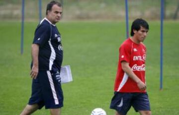 Gary Medel siempre fue defensa con Marcelo Bielsa, tanto en línea de tres como en línea de cuatro.