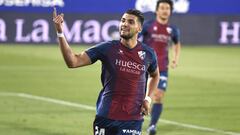 Rafa Mir, del Huesca, celebra uno de sus tantos.