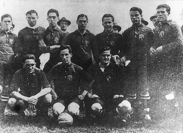 En la imagen aparece el once de España en su primer enfrentamiento contra Francia, un partido amistoso. España ganó 4-0 y así nació una rivalidad que atraviesa fronteras y generaciones.