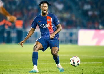 Una de las mayores perlas de la cantera del París Saint-Germain FC. Un espigado central que mide 1,96. Ya ha sido titular con el conjunto parisino y ya ha firmado un contrato profesional bajo la dirección de Luis Campos. Debido a su envergadura puede jugar tanto de central como de pivote. Puede convertirse en uno de los pilares del conjunto de Francia.