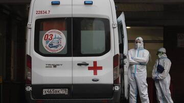 St. Petersburg (Russian Federation), 05/10/2020.- Emergency paramedics wearing protective equipment wait near ambulances to deliver patients to the admissions department at the Pokrovskaya hospital in St. Petersburg, Russia, 05 October 2020, where patient