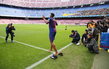 Yerry Mina presentado presentado en el Barcelona en el Camp Nou