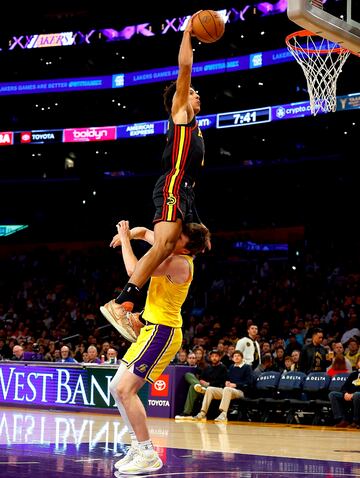 Que la NBA es puro espect¨¢culo no es debatible. Sobre todo, cuando se ven mates de concurso como el que realiz¨® Jalen Johnson, alero de Atlanta Hawks, sobre la cara de Austin Reaves, de Los Angeles Lakers, en el Crypto.com.