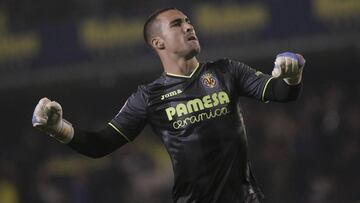 Sergio Asenjo celebra uno de los goles de su equipo ante el Atlético.