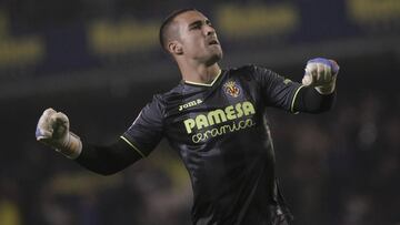 Sergio Asenjo celebra uno de los goles de su equipo ante el Atl&eacute;tico.