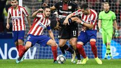 Koke y Herrera presionan a Amiri ante la mirada de Correa. 