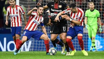 Koke y Herrera presionan a Amiri ante la mirada de Correa.