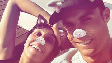 Georgina Rodríguez y Cristiano Ronaldo sonriendo con un filtro de conejo que adorna sus caras