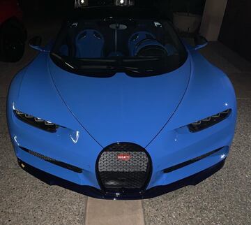 Una de las últimas adquisiciones del boxeador fue un Bugatti Chiron, al cual apodó 'Pitufo', el lujoso automóvil cuesta nada más y nada menos que 3 millones de dólares.