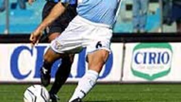 <b>AL FINAL DE LA JORNADA.</B> A última hora, el club barcelonés recibió, por fax, todos los documentos de la cesión debidamente rubricados, por lo que finalmente, el técnico azulgrana, Louis van Gaal, tendrá a sus órdenes al jugador que había pedido por la banda derecha.