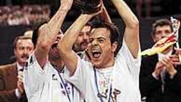 TETE Y FEDE. Los dos jugadores más carismáticos del Valencia Vijusa alzando la copa de vencedores del torneo.