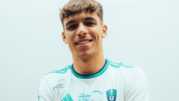 Gabri Veiga ya es una realidad para Arabia Saudí. Un golpe de efecto para la liga, que se lleva a un futbolista muy cotizado por su juventud. 21 años tiene el centrocampista, que ha abandonado el Celta de Vigo en dirección al Al Ahli. 35 millones de euros para el club español, cuya venta ya es la más cara en la historia del cuadro vigués. Firma un contrato hasta 2026 a razón de 12 millones de euros netos por temporada.