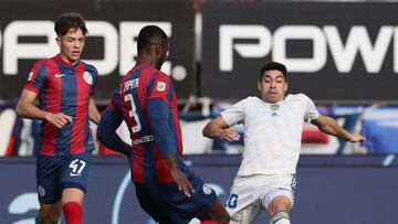 Boca Juniors' midfielder Juan Ramirez (R) vies for the ball with San Lorenzo's Colombian defender Cristian Zapata (C) during their Argentine Professional Football League Tournament 2022 match at Nuevo Gasometro stadium in Buenos Aires, on July 9, 2022. (Photo by ALEJANDRO PAGNI / AFP)