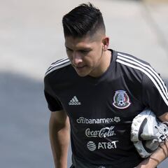 Edson Álvarez deja entrenamiento de México por molestias