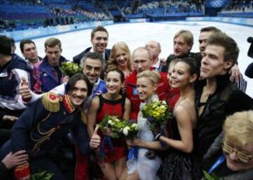 Vladimir Putin posa con el equipo Ruso tras conseguir la medalla de oro en la competición de patinaje artístico por equipos.