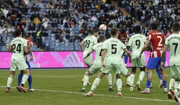 1-0. Unai Simón anota en propia puerta el primer gol de los colchoneros tras un remate de cabeza de João Félix.