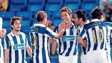 <b>PIDE SITIO. </b>Barber celebra un gol con sus compañeros.