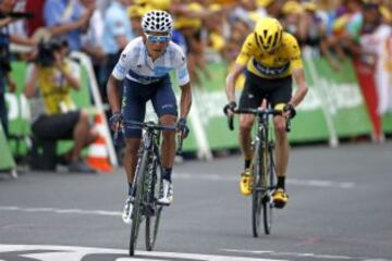 Nairo Quintana llegando a meta seguido del líder, Chris Froome.