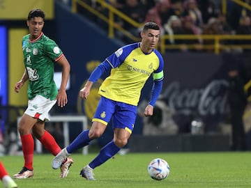 Cristiano Ronaldo en carrera con el balón.