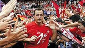 <b>LA FIESTA COMENZÓ EN LA CONDOMINA</B>. Cuando terminó el partido, los aficionados murcianistas tomaron de forma pacífica La Condomina y reclamaron la presencia de los héroes de David Vidal. Los jugadores del Murcia regresaron al campo con una camiseta conmemorativa del ascenso a Primera División.