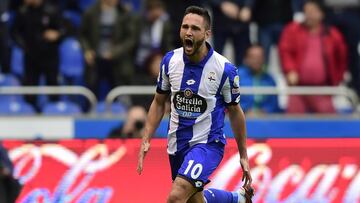 Florin Andone celebra un gol en Riazor contra el Sevilla FC en un partido de la Liga Santander.