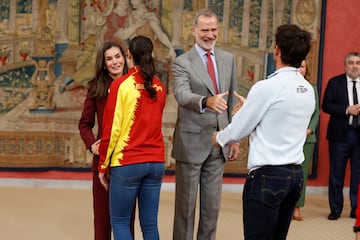 Los Reyes saludan a Carolina Marín y Guillermo Rojo durante la recepción a los deportistas olímpicos y paralímpicos participantes en los Juegos Olímpicos de París 2024.