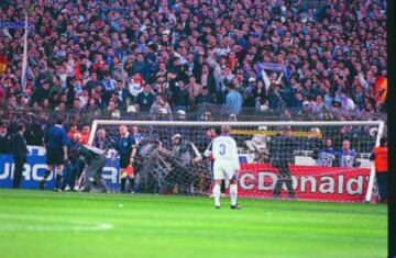 1998 En el partido de semifinales de la Champions League entre el Real madrid y el Borussia de Dortmund los seguidores del fondo sur tiran la portería