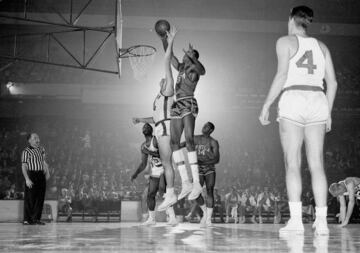 Chamberlain llegó a la NBA después de dos años en la Universidad de Kansas (1956-58). En 1959 fue elegido con el pick territorial de los Warriors (entonces en su Philadelphia natal) después de, para evitar la universidad y sin poder saltar todavía a la NBA, un año con Harlem Globetrotters, que le pagaron 50.000 dólares (lo que actualmente sería medio millón, aproximadamente). En la NBA fue una sensación desde su llegada, obviamente: fue Rookie del Año (1960) con unas medias de 37,6 puntos y 27 rebotes. El 21 de febrero de 1960 batió un récord de puntos para un rookie que nadie ha superado jamás: 58. Rick Barry anotó 57 en 1965 y lo más parecido en la era moderna son los 55 de Brandon Jennnings en 2009. Chamberlain logró 58 puntos como novato… dos veces. Nadie ha superado tampoco sus 43 puntos en el primer partido en la liga profesional ni sus 45 rebotes en un partido. Ni, claro, esas medias en el estreno de 37,6 y 27. 