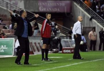 El entrenador del Granada, Joaquín Caparrós (i), junto al del Rayo Vallecano, Paco Jémez.