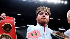 Canelo Álvarez con sus cinturones.