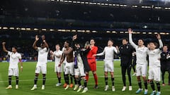 Los jugadores del Real Madrid celebran la clasificación en Stamford Bridge con los aficionados blancos que acudieron al partido.