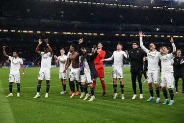 Los jugadores del Real Madrid celebran la clasificación en Stamford Bridge con los aficionados blancos que acudieron al partido.
