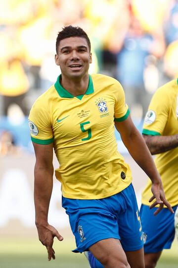 Casemiro (Brasil) remata de cabeza desde muy cerca a la escuadra derecha. Asistencia de Marquinhos tras un saque de esquina.