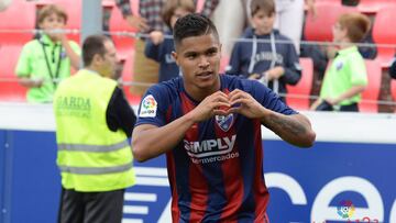 Juan Camilo Hern&aacute;ndez celebra un gol con el Huesca. El jugador puede superar a Falcao en conquista de dobletes