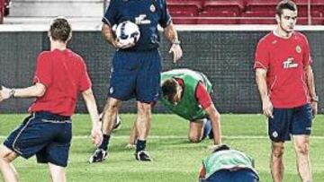 <b>CON TRANQUILIDAD. </b>Los jugadores del Wisla se ejercitaron ayer por la noche en el Camp Nou.