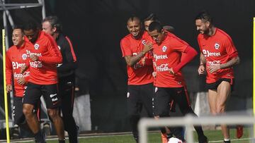 Futbol, Entrenamiento seleccin chilena.
Los jugadores de la seleccin de Chile Arturo Vidal y Alexis Sanchez juegan el baln durante el entrenamiento en el complejo Juan Pinto Duran. Chile juega contra Paraguay por las eliminatorias para el mundial de Rusia 2018.
Santiago, Chile.
29/08/2016
Marcelo Hernandez/Photosport******
Football, Chile trainning session.
Chile's players Arturo Vidal and Alexis Sanchez play the ball during training session at Juan Punto Duran. Chile will face with Paraguay for Russia world cup 2018.
Santiago, Chile.
29/08/2016
Marcelo Hernandez/Photosport
