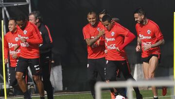 Futbol, Entrenamiento seleccin chilena.
 Los jugadores de la seleccin de Chile Arturo Vidal y Alexis Sanchez juegan el baln durante el entrenamiento en el complejo Juan Pinto Duran. Chile juega contra Paraguay por las eliminatorias para el mundial de Rusia 2018.
 Santiago, Chile.
 29/08/2016
 Marcelo Hernandez/Photosport******
 
 Football, Chile trainning session.
 Chile&#039;s players Arturo Vidal and Alexis Sanchez play the ball during training session at Juan Punto Duran. Chile will face with Paraguay for Russia world cup 2018.
 Santiago, Chile.
 29/08/2016
 Marcelo Hernandez/Photosport