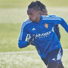 Jair se entrena al margen