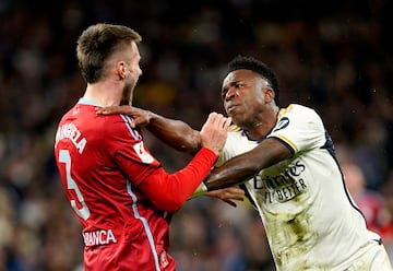Vinicius clashes with Celta defender Mingueza.