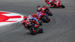 Portimao (Portugal), 23/03/2024.- (L-R) Spanish riders Maverick Vinales of Aprilia Racing, Marc Marquez of Gresini Racing MotoGP, Jorge Martin of Prima Pramac Racing, Australian rider Jack Miller of Red Bull KTM Factory Racing, and Italian rider Enea Bastianini of Ducati Lenovo Team in action during the Sprint Race of the Motorcycling Grand Prix of Portugal, in Portimao, Portugal, 23 March 2024. The 2024 Motorcycling Grand Prix of Portugal is held on 24 March. (Motociclismo, Ciclismo) EFE/EPA/JOSE SENA GOULAO
