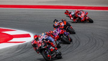 Portimao (Portugal), 23/03/2024.- (L-R) Spanish riders Maverick Vinales of Aprilia Racing, Marc Marquez of Gresini Racing MotoGP, Jorge Martin of Prima Pramac Racing, Australian rider Jack Miller of Red Bull KTM Factory Racing, and Italian rider Enea Bastianini of Ducati Lenovo Team in action during the Sprint Race of the Motorcycling Grand Prix of Portugal, in Portimao, Portugal, 23 March 2024. The 2024 Motorcycling Grand Prix of Portugal is held on 24 March. (Motociclismo, Ciclismo) EFE/EPA/JOSE SENA GOULAO
