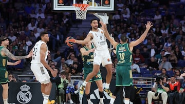 Trey Lyles, acosado por Kostas Sloukas.