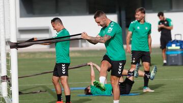 Loren, en un entrenamiento con el Betis.