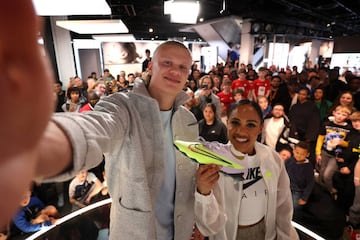 LONDON, ENGLAND - APRIL 04: LONDON, ENGLAND - April 04: Erling Haaland and Alex Scott pose for a photo with the crowd. Erling Haaland appeared on stage at NikeTown with Alex Scott during Nike's celebration moment for Haaland extending his partnership with the brand at NikeTown on April 04, 2023 in London, England. (Photo by Alex Pantling/Getty Images for Nike)