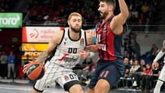 El alero de Baskonia Dani Díez defiende el avance del francés Isaïa Cordinier, de la Virtus de Bolonia.